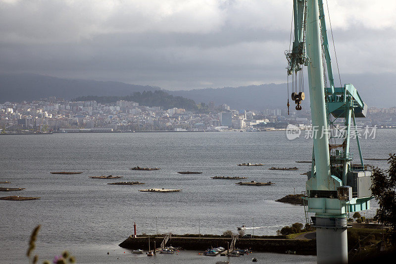 维哥港起重机，ria de Vigo，城市的背景。